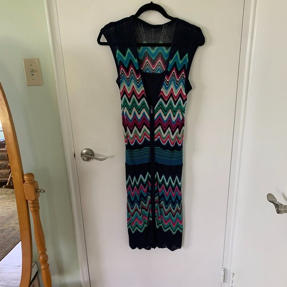 Sleeveless dress with dark navy background - Picture 1 of 5